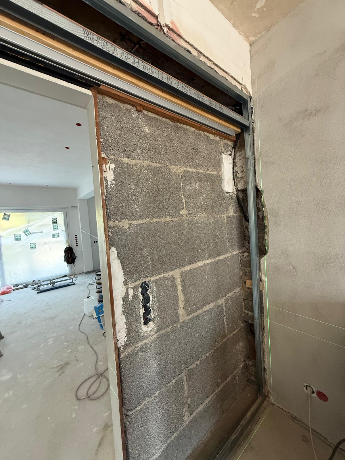 Rückbau: Wand für einen neuen Durchgang geöffnet