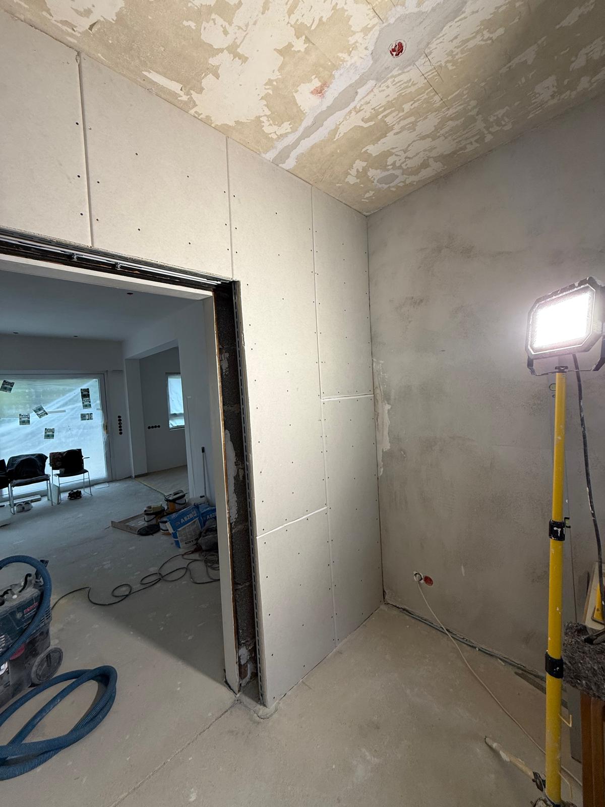 Spachtelung im direkten Vergleich zur unbehandelten Wand