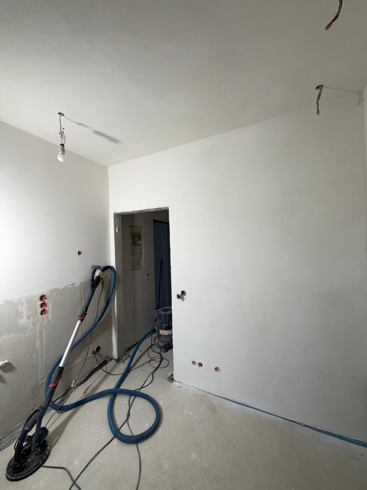 Fertig gestrichene Wand am Ende der Ausführung